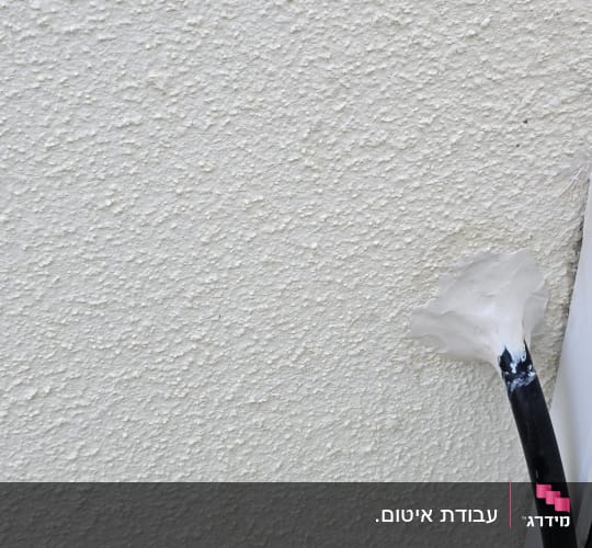 קיר עם כבלים ואיטום